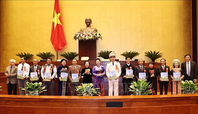 Chủ tịch Quốc hội Nguyễn Thị Kim Ngân tặng quà các đại biểu. Ảnh: Trọng Đức – TTXVN Chủ tịch Quốc hội Nguyễn Thị Kim Ngân gặp mặt Đoàn đại biểu dự Đại hội Biểu dương các mô hình học tập toàn quốc ảnh 3