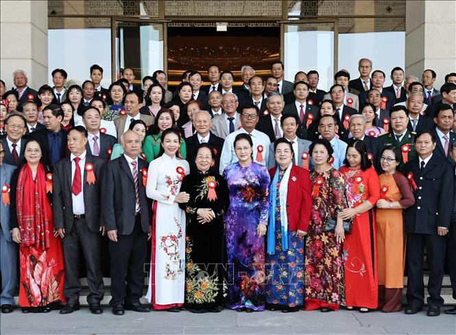 Chủ tịch Quốc hội Nguyễn Thị Kim Ngân với các đại biểu. Ảnh: Trọng Đức – TTXVN Chủ tịch Quốc hội Nguyễn Thị Kim Ngân gặp mặt Đoàn đại biểu dự Đại hội Biểu dương các mô hình học tập toàn quốc ảnh 2
