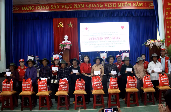 Tặng quà các gia đình khó khăn và học sinh nghèo vượt khó tại Quảng Nam ảnh 3