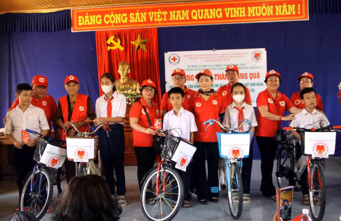 Tặng quà các gia đình khó khăn và học sinh nghèo vượt khó tại Quảng Nam ảnh 1
