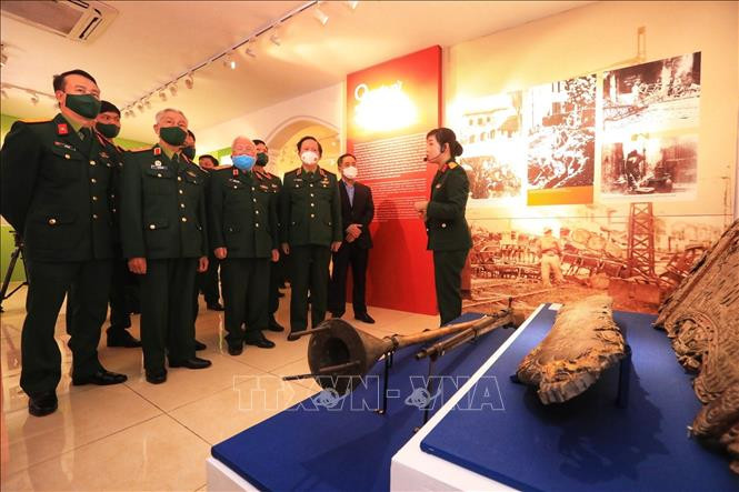 Các đại biểu tham quan triển lãm. Ảnh: Tuấn Anh – TTXVN Kỷ niệm 75 năm Ngày toàn quốc kháng chiến: Khai mạc triển lãm "Lời thề quyết tử" ảnh 1