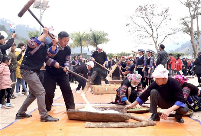 Các đội thi giã bánh giầy. Ảnh: Tuấn Anh - TTXVN Sôi nổi Lễ hội giã bánh giầy ở vùng cao Mù Cang Chải ảnh 4