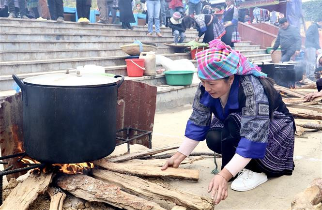 Nổi lửa để đồ xôi chuẩn bị giã bánh giầy. Ảnh: Tuấn Anh - TTXVN Sôi nổi Lễ hội giã bánh giầy ở vùng cao Mù Cang Chải ảnh 3