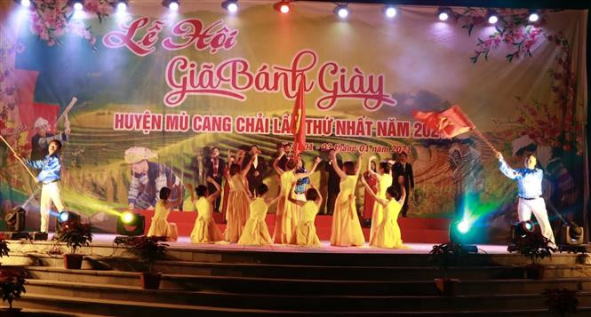 Chương trình văn nghệ khai mạc Lễ hội. Ảnh: Tuấn Anh-TTXVN Sôi nổi Lễ hội giã bánh giầy ở vùng cao Mù Cang Chải ảnh 1