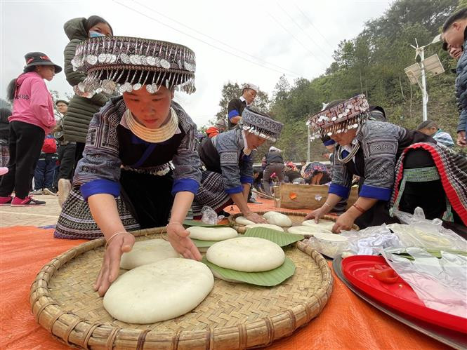 Sản phẩm bánh giầy đã hoàn thành chuẩn bị để giám khảo chấm điểm. Ảnh: Tuấn Ạnh - TTXVN Sôi nổi Lễ hội giã bánh giầy ở vùng cao Mù Cang Chải ảnh 5