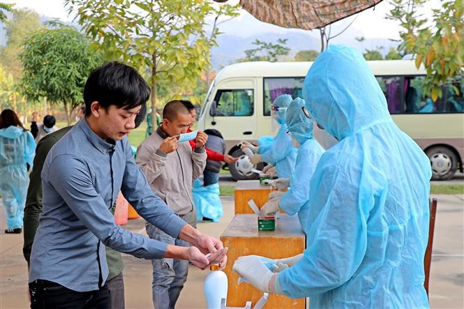 Công dân về từ Pháp rửa tay sát khuẩn tại khu cách ly tập trung. Ảnh: Thanh Hải - TTXVN Ngày đầu năm mới, Việt Nam ghi nhận 9 ca mắc COVID-19 nhập cảnh ảnh 1