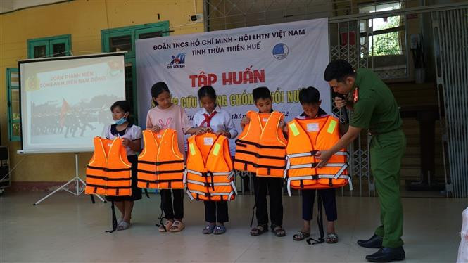 Hoạt động thiết thực của các đoàn viên, thanh niên Thừa Thiên - Huế mở màn Chiến dịch Thanh niên tình nguyện hè năm 2022. Ảnh: TTXVN phát Đoàn viên, thanh niên Thừa Thiên - Huế tập trung phát triển kinh tế, xã hội địa phương ảnh 1