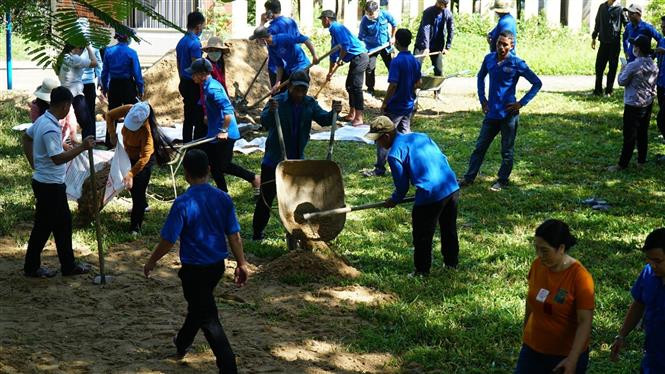 Hoạt động thiết thực của các đoàn viên, thanh niên Thừa Thiên - Huế mở màn Chiến dịch Thanh niên tình nguyện hè năm 2022. Ảnh: TTXVN phát Đoàn viên, thanh niên Thừa Thiên - Huế tập trung phát triển kinh tế, xã hội địa phương ảnh 3