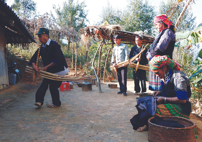 Nghệ nhân chế tác khèn Mông Thào Cáng Súa ở bản Sáng Nhù, xã Mồ Dề, huyện Mù Cang Chải (Yên Bái) hướng dẫn con cháu phương pháp biểu diễn khèn Mông. Ảnh: Tuấn Anh Khèn trong văn hóa của người Mông ở Mù Cang Chải ảnh 4