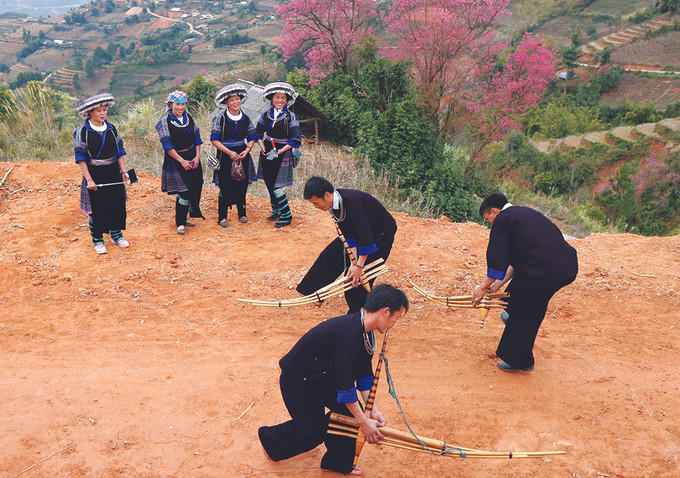Người Mông ở Mù Cang Chải (Yên Bái) biểu diễn múa khèn. Ảnh: Tuấn Anh Khèn trong văn hóa của người Mông ở Mù Cang Chải ảnh 1