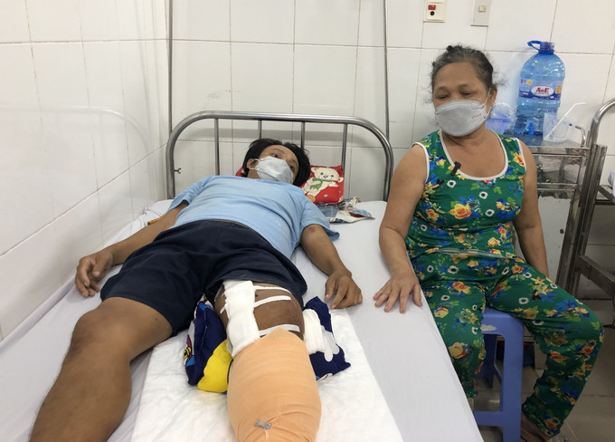 Anh Thái Văn H. đang được điều trị, theo dõi sức khỏe tại Bệnh viện Đa khoa tỉnh Bạc Liêu. Ảnh: TTXVN phát Phẫu thuật thành công trường hợp bị trật khớp gối, đứt động mạch khoeo sau tai nạn ảnh 2