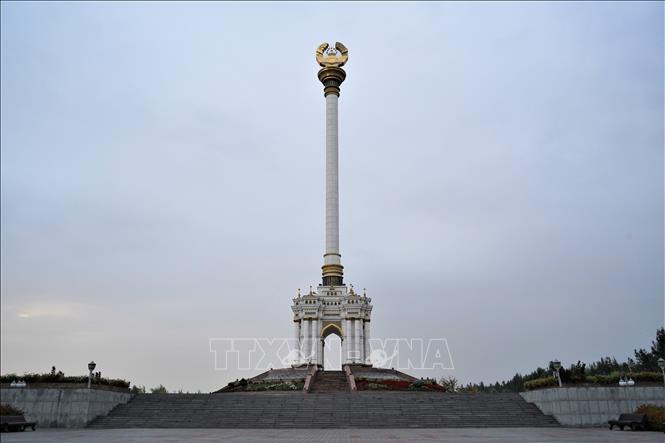 Cột biểu tượng Quốc huy Tajikistan. Ảnh: Duy Trinh - TTXVN Một thoáng Dushanbe, thủ đô Tajikistan ảnh 8