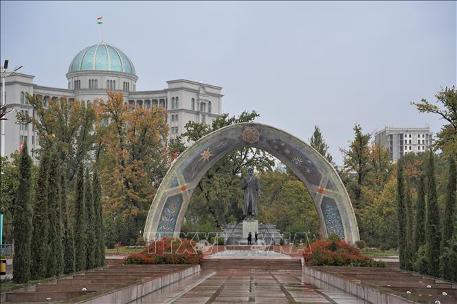 Tượng nhà thơ mù Rudaki sinh năm 858 trong Công viên Rudaki. Suốt 40 năm liền ông đứng đầu nhóm nhà thơ của triều đình Bukhara. Ảnh: Duy Trinh – TTXVN Một thoáng Dushanbe, thủ đô Tajikistan ảnh 4