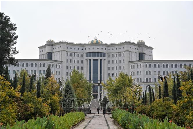Thư viện Quốc gia Tajikistan giữa không gian xanh. Ảnh: Duy Trinh – TTXVN Một thoáng Dushanbe, thủ đô Tajikistan ảnh 6