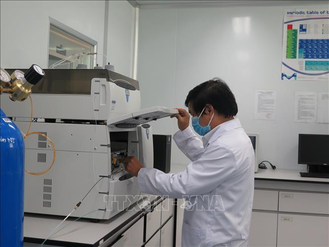 Một khâu trong kiểm định chất lượng vaccine Covivac. Ảnh: Phan Sáu-TTXVN Dịch COVID-19: Chạy đua từng ngày để điều chế vaccine ảnh 3