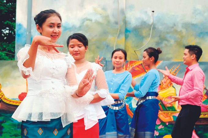 Thiếu nữ Khmer trình diễn điệu múa truyền thống tại Làng văn hóa du lịch Khmer ở xã Lương Hòa, huyện Châu Thành (Trà Vinh). Ảnh: Phúc Thanh Đa dạng hóa sản phẩm du lịch từ văn hóa Khmer Nam Bộ ảnh 1