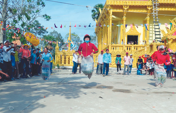 Các trò chơi dân gian được tổ chức nhân dịp Tết cổ truyền Chôl Chnăm Thmây ở chùa Cái Đuốc Lớn, xã Ngọc Chúc, huyện Giồng Riềng (Kiên Giang). Ảnh: Danh Lợi Đa dạng hóa sản phẩm du lịch từ văn hóa Khmer Nam Bộ ảnh 3