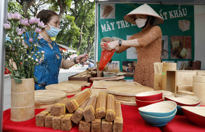 Gian trưng bày giới thiệu sản phẩm mây tre đan xuất khẩu đạt tiêu chuẩn Ocop đến từ huyện Sóc Sơn, Hà Nội. Ảnh: Trần Việt -TTXVN Nông nghiệp xanh (Bài 3) ảnh 2