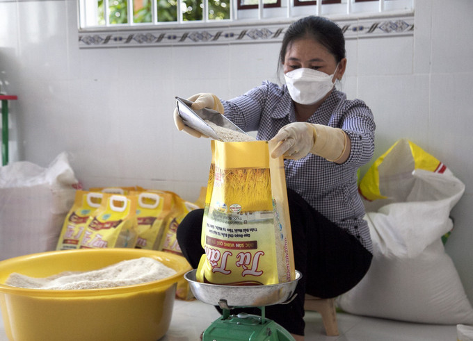 Đóng gói sản phẩm gạo sạch. Ảnh: Hồng Đạt - TTXVN Nông nghiệp xanh (Bài 1) ảnh 3