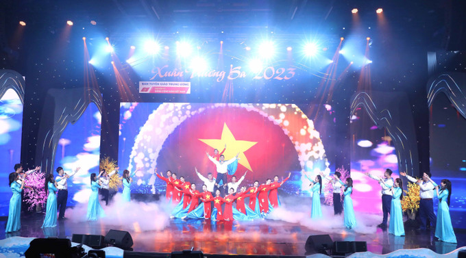 Tiết mục nghệ thuật biểu diễn trong chương trình. Ảnh: Phương Hoa – TTXVN Chương trình nghệ thuật đặc biệt "Xuân Trường Sa" lần thứ 11 - năm 2023 ảnh 1