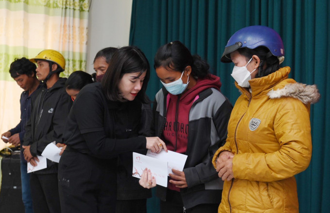 Ủy ban Mặt trận Tổ quốc Việt Nam tỉnh Đắk Lắk cùng đơn vị tài trợ tặng quà Tết cho người dân có hoàn cảnh khó khăn ở huyện Lắk. Ảnh: TTXVN phát. Chăm lo Tết cho người dân có hoàn cảnh khó khăn ở Đắk Lắk ảnh 2