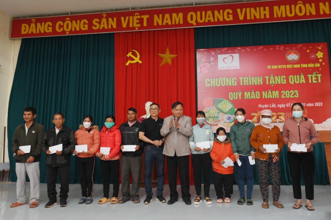 Ủy ban Mặt trận Tổ quốc Việt Nam tỉnh Đắk Lắk cùng đơn vị tài trợ tặng quà Tết cho người dân có hoàn cảnh khó khăn ở huyện Lắk. Ảnh: TTXVN phát. Chăm lo Tết cho người dân có hoàn cảnh khó khăn ở Đắk Lắk ảnh 1