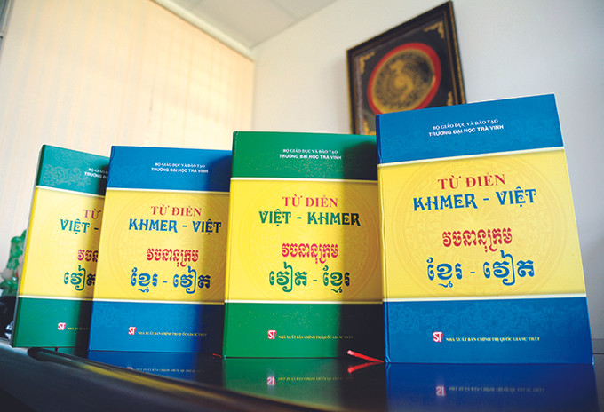 Phiên bản in của bộ từ điển gồm hai quyển song ngữ Việt - Khmer và Khmer - Việt, mỗi quyển có đến 42.000 mục từ của hai ngôn ngữ. Ảnh: An Hiếu Bộ từ điển song ngữ Việt - Khmer đầu tiên tại Việt Nam ảnh 2