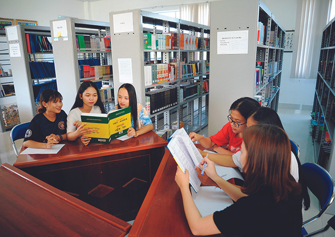 Sinh viên khoa Ngôn ngữ - Văn hóa - Nghệ thuật Khmer Nam Bộ (Trường Đại học Trà Vinh) tìm hiểu, tra cứu từ vựng trong quyển từ điển song ngữ Việt - Khmer tại thư viện khoa. Ảnh: An Hiếu Bộ từ điển song ngữ Việt - Khmer đầu tiên tại Việt Nam ảnh 3
