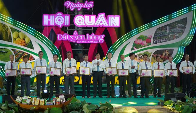 Tuyên dương, khen thưởng các tập thể có thành tích trong tổ chức và hoạt động của mô hình hội quán. Ảnh: Nhựt An - TTXVN Khai mạc Ngày hội Hội quán Đất Sen hồng lần thứ I ảnh 2