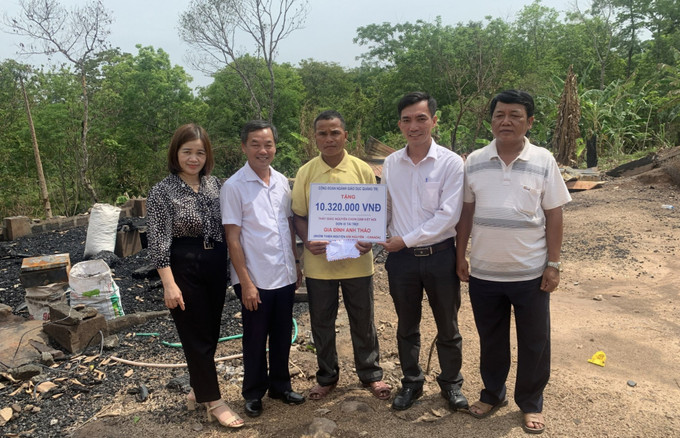 Thầy Nguyễn Chơn Cảm trao quà cho gia đình em Hồ Thị Loàn ở Hướng Hóa khi nhà em bị hỏa hoạn cháy trụi. Ảnh: laodongcongdoan.vn Gieo niềm tin, ước mơ cho học trò nghèo ảnh 1