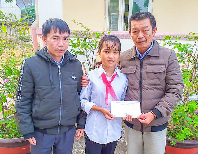 Thầy Hiển (ngoài cùng, bên phải) trao quà cho học sinh có hoàn cảnh khó khăn - Ảnh: baoquangtri.vn Gieo niềm tin, ước mơ cho học trò nghèo ảnh 3