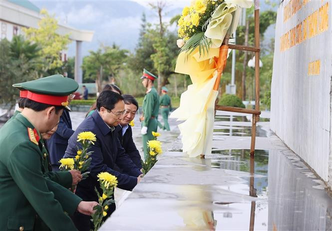 Thủ tướng Phạm Minh Chính dâng hoa tại Tượng đài "Bác Hồ với đồng bào các dân tộc Lai Châu". Ảnh: Dương Giang-TTXVN Thủ tướng Phạm Minh Chính: Lai Châu phải khởi tạo và tập trung cho các động lực tăng trưởng mới ảnh 5