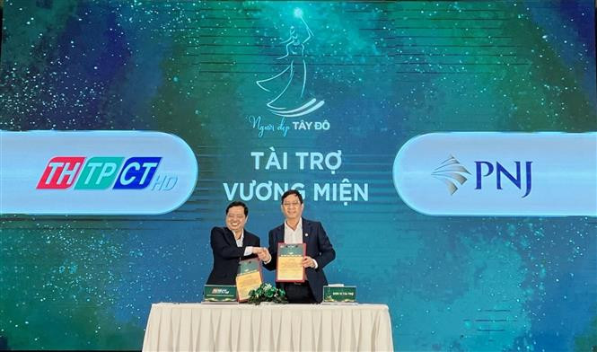 Ban tổ chức ký kết biên bản hợp tác với các đơn vị đồng hành. Ảnh: Ánh Tuyết - TTXVN Khởi động Cuộc thi Người đẹp Tây Đô năm 2023 ảnh 2
