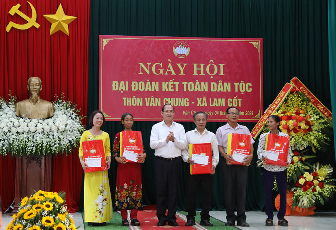 Phó Chủ tịch UBTW MTTQ Việt Nam Hoàng Công Thủy tặng quà cho 5 gia đình tiêu biểu của thôn Vân Chung. Ảnh: Danh Lam - TTXVN Phó Chủ tịch Thường trực Quốc hội Trần Thanh Mẫn dự Ngày hội Đại đoàn kết toàn dân tộc tại Bắc Giang ảnh 4