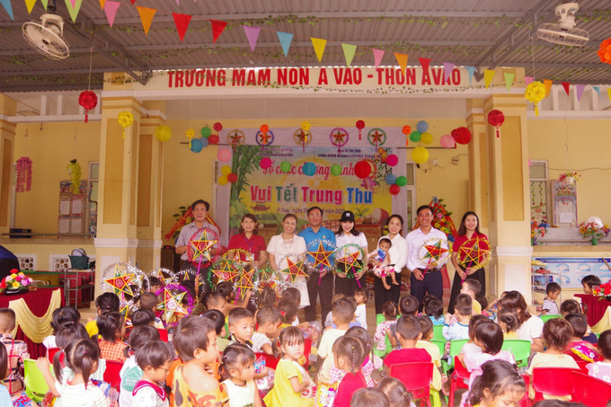 Thầy Nguyễn Chơn Cảm trao quà tết trung thu cho trẻ em huyện Đakrông: Ảnh: laodongcongdoan.vn Gieo niềm tin, ước mơ cho học trò nghèo ảnh 2