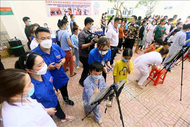 Các bệnh nhi cùng vẽ tranh giao lưu với các đoàn viên thanh niên. Ảnh: Quang Quyết-TTXVN Tháng hành động vì trẻ em 2022: Tặng quà cho bệnh nhân nhi khó khăn, mắc bệnh hiểm nghèo tại tỉnh Sơn La ảnh 1