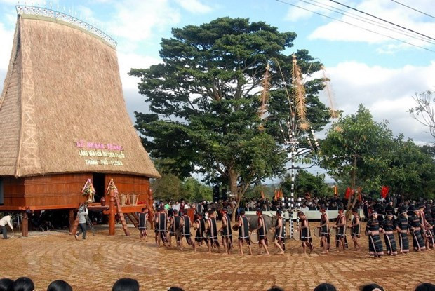 Đánh cồng chiêng, múa hát mừng ngày khánh thành làng văn hóa du lịch Pleôp. Ảnh: Sỹ Huynh - TTXVN Bảo tồn và phát huy giá trị không gian văn hóa cồng chiêng Tây Nguyên ảnh 2
