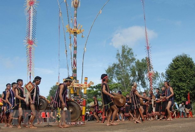 Bài cồng chiêng mừng lúa mới dân tộc Jơ Rai. Ảnh: Sỹ Huynh-TTXVN Bảo tồn và phát huy giá trị không gian văn hóa cồng chiêng Tây Nguyên ảnh 1