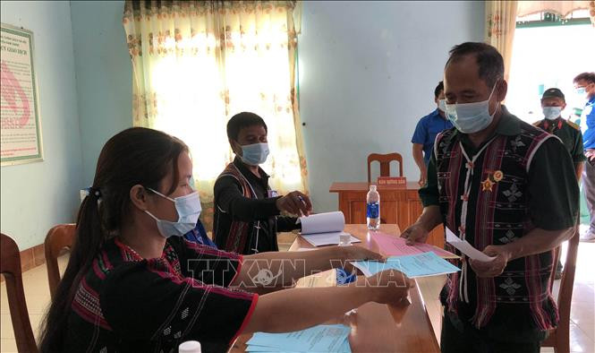 Cử tri xã biên giới La Êê đi bỏ phiếu bầu cử đại biểu Quốc hội và Hội đồng nhân dân các cấp nhiệm kỳ 2021-2026. Ảnh: Trần Tĩnh – TTXVN Cử tri 6 xã ở huyện Nam Giang (Quảng Nam) phấn khởi đi bỏ phiếu trong ngày bầu cử sớm ảnh 3