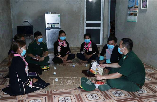 Trưởng bản, Bí thư chi bộ bản Hồ Thầu, xã Huổi Luông, huyện Phong Thổ (Lai Châu) phối hợp cùng lực lượng biên phòng tuyên truyền bầu cử đến các hộ gia đình. Ảnh: Việt Hoàng-TTXVN Lai Châu phát huy vai trò của người có uy tín, trưởng bản trong tuyên truyền bầu cử ảnh 4