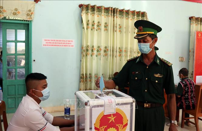 Cử tri xã biên giới La Êê bỏ phiếu bầu cử đại biểu Quốc hội và Hội đồng nhân dân các cấp nhiệm kỳ 2021-2026. Ảnh: Trần Tĩnh – TTXVN Cử tri 6 xã ở huyện Nam Giang (Quảng Nam) phấn khởi đi bỏ phiếu trong ngày bầu cử sớm ảnh 5