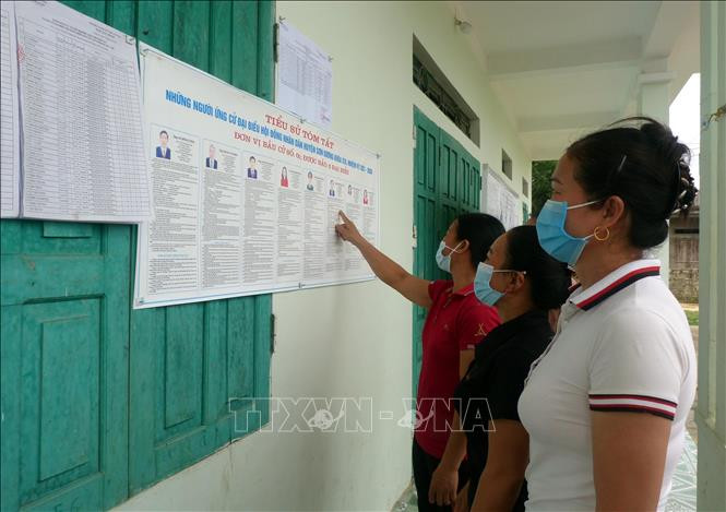 Người dân thôn Đồng Mà, xã Trung Yên, huyện Sơn Dương (Tuyên Quang) tìm hiểu thông tin về các ứng cử viên được niêm yết tại nhà văn hóa thôn. Ảnh: Vũ Quang – TTXVN Bầu cử QH và HĐND: Thủ đô kháng chiến hướng về “Ngày hội non sông” ảnh 3