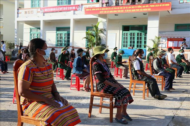 Cử tri xã biên giới La Êê đi bỏ phiếu bầu cử đại biểu Quốc hội và Hội đồng nhân dân các cấp nhiệm kỳ 2021-2026 đảm bảo an toàn phòng chống dịch COVID-19. Ảnh: Trần Tĩnh – TTXVN Cử tri 6 xã ở huyện Nam Giang (Quảng Nam) phấn khởi đi bỏ phiếu trong ngày bầu cử sớm ảnh 1