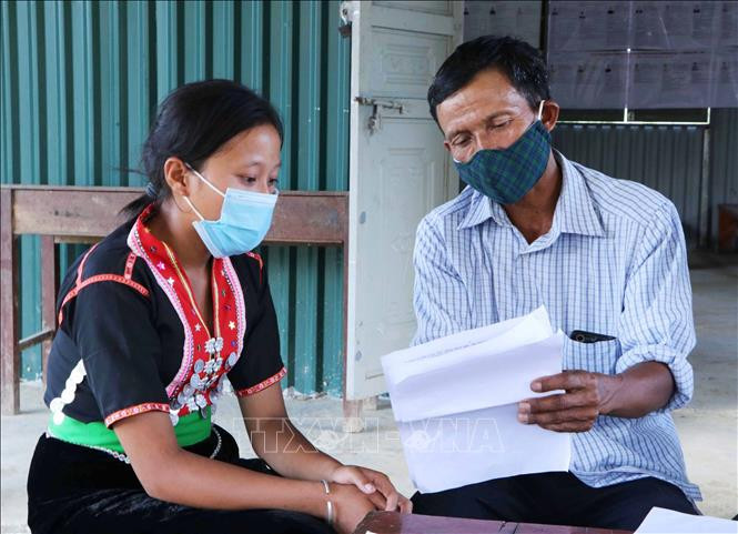 Bí thư chi bộ bản - người có uy tín Lý Văn Hom bản Tổng Pịt, xã Mường Mô, huyện Nậm Nhùn (Lai Châu) tuyên truyền bầu cử đến với người dân trong bản. Ảnh: Việt Hoàng-TTXVN Lai Châu phát huy vai trò của người có uy tín, trưởng bản trong tuyên truyền bầu cử ảnh 3