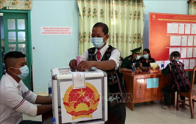 Cử tri xã biên giới La Êê bỏ phiếu bầu cử đại biểu Quốc hội và Hội đồng nhân dân các cấp nhiệm kỳ 2021-2026. Ảnh: Trần Tĩnh – TTXVN Cử tri 6 xã ở huyện Nam Giang (Quảng Nam) phấn khởi đi bỏ phiếu trong ngày bầu cử sớm ảnh 4