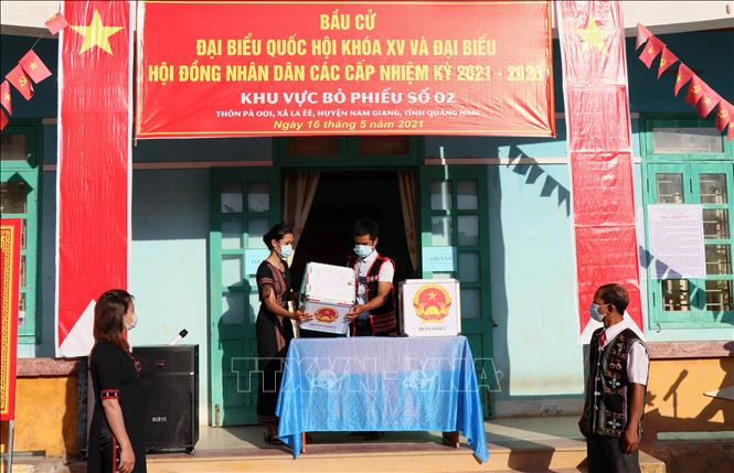 Kiểm tra hòm phiếu trước khi bỏ biếu bầu cử tại xã biên giới La Êê, huyện Nam Giang, tỉnh Quảng Nam. Ảnh: Trần Tĩnh – TTXVN Cử tri 6 xã ở huyện Nam Giang (Quảng Nam) phấn khởi đi bỏ phiếu trong ngày bầu cử sớm ảnh 2