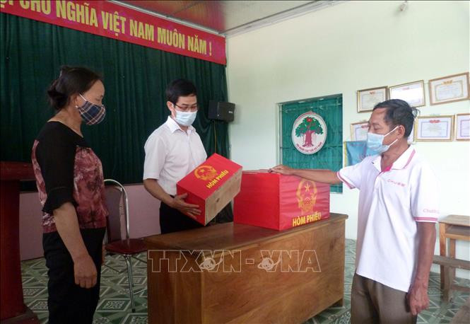 Cán bộ xã Trung Yên, huyện Sơn Dương (Tuyên Quang) kiểm tra công tác chuẩn bị cho ngày bầu cử tại thôn Đồng Mà, xã Trung Yên. Ảnh: Vũ Quang – TTXVN Bầu cử QH và HĐND: Thủ đô kháng chiến hướng về “Ngày hội non sông” ảnh 2