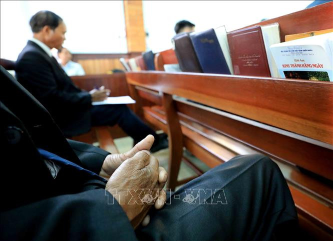 Nghe giảng kinh nâng cao nhận thức về tư tưởng kính Chúa, yêu nước, yêu thương lẫn nhau. Ảnh: Nhật Anh – TTXVN Nhà thờ Tin Lành Plei Mơ Nú – Chốn bình yên của bà con giáo dân ảnh 3