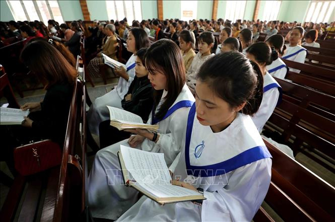 Các bạn trẻ chăm chỉ tham gia sinh hoạt tôn giáo hằng tuần. Ảnh: Nhật Anh – TTXVN Nhà thờ Tin Lành Plei Mơ Nú – Chốn bình yên của bà con giáo dân ảnh 12