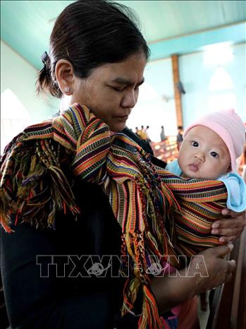 Các thế hệ người dân đến Nhà thờ Tin Lành Plei Mơ Nú đều đặn 2 ngày mỗi tuần. Ảnh: Nhật Anh – TTXVN Nhà thờ Tin Lành Plei Mơ Nú – Chốn bình yên của bà con giáo dân ảnh 10
